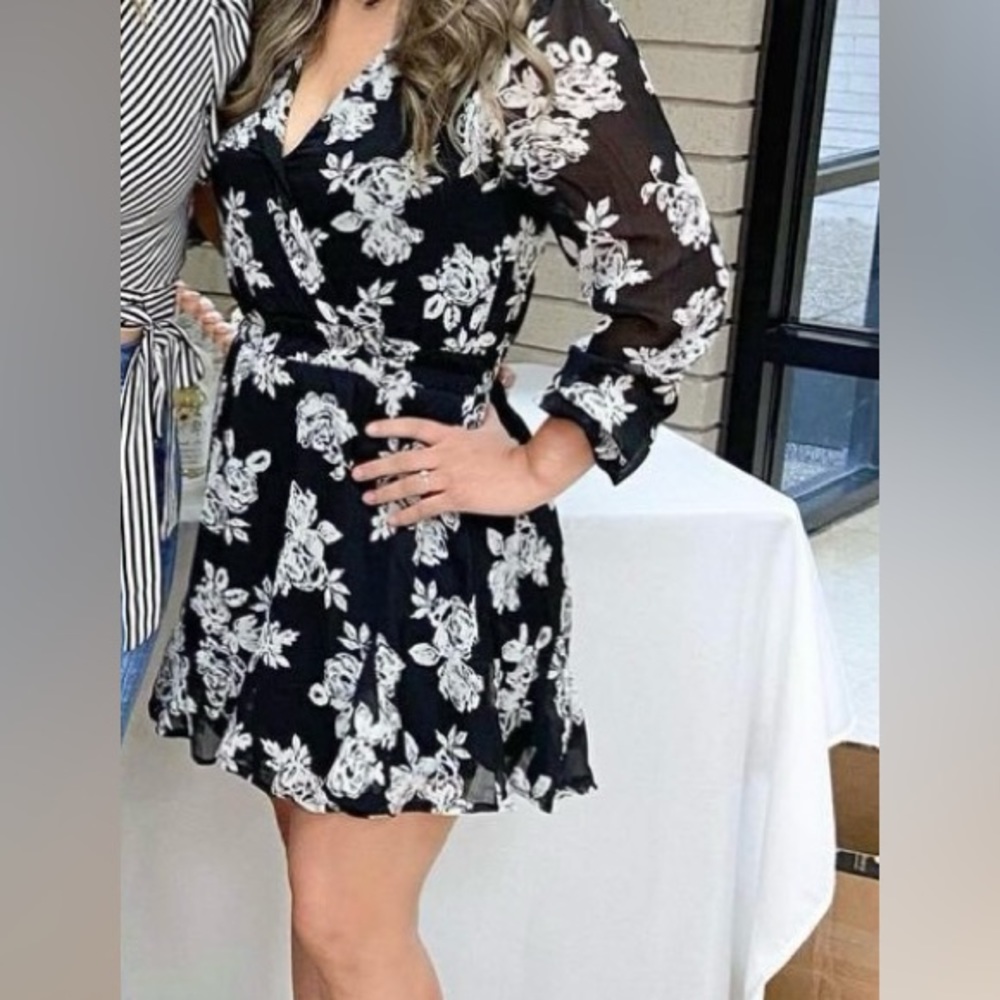 Francesca’s Jun & Ivy long sleeve floral print short dress